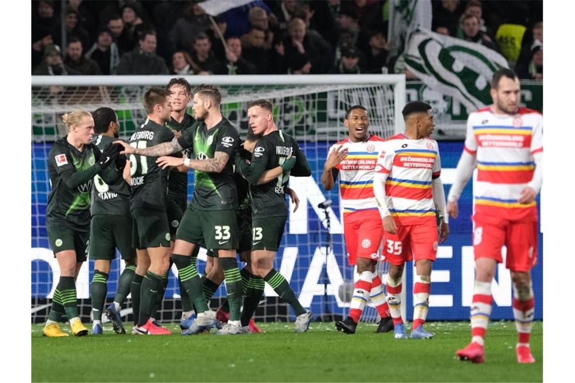 Wolfsburgs Josip Brekalo (verdeckt) bejubelt sein Tor zum 1:0 gegen den FSV Mainz 05 mit seinen Mannschaftskollegen. Foto: Peter Steffen/dpa