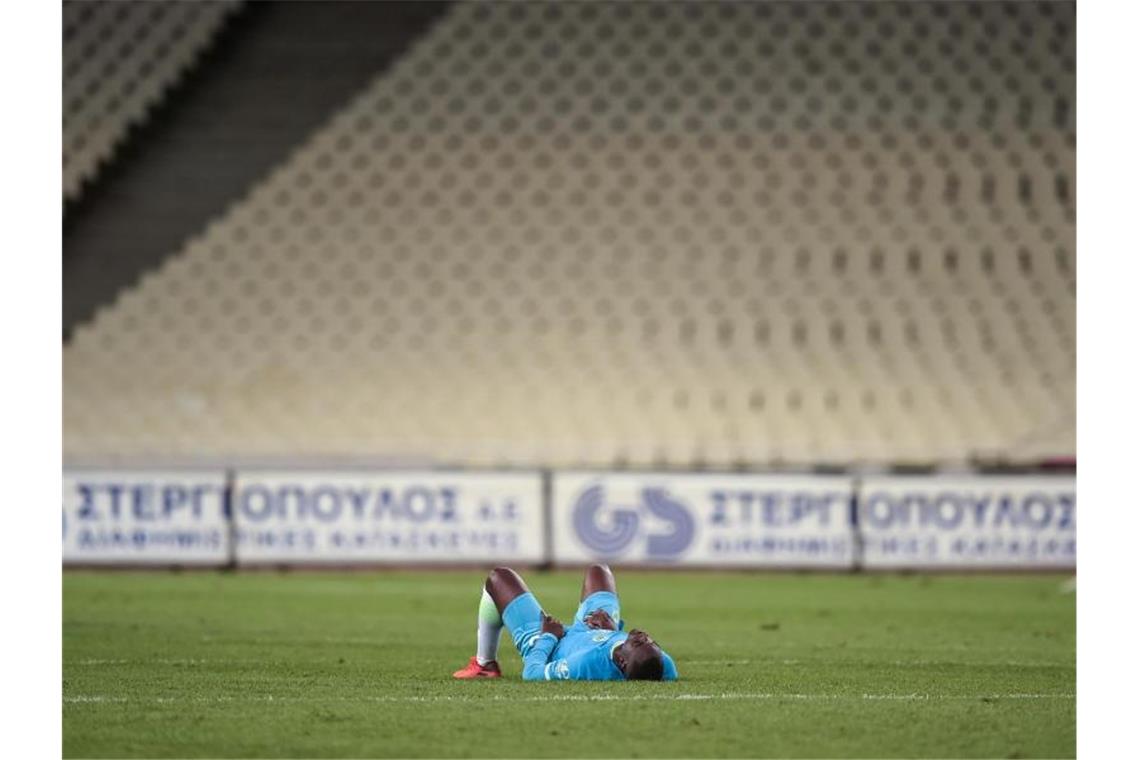 Wolfsburgs Josuha Guilavogui verpasst mit seinem Team die Europa League. Foto: Angelos Tzortzinis/dpa