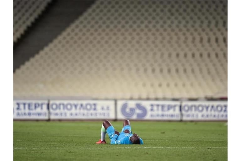Wolfsburgs Josuha Guilavogui verpasst mit seinem Team die Europa League. Foto: Angelos Tzortzinis/dpa