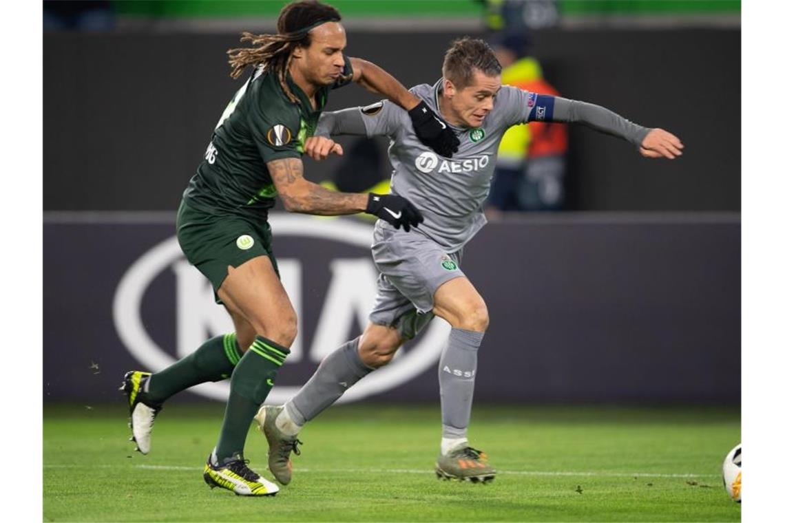 Großer Gegner droht: VfL Wolfsburg verpasst Gruppensieg Wolfsburgs Kevin Mbabu (l) versucht St. Etiennes Romain Hamouma zu stoppen. Foto: Swen Pförtner/dpa