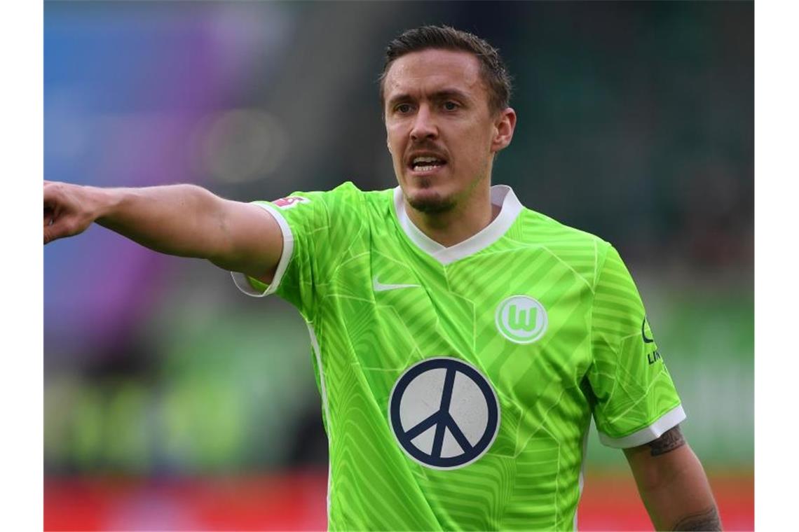 Remis im Spitzenspiel in München - Stuttgart gewinnt Wolfsburgs Max Kruse gibt seinen Mitspielern Anweisungen. Foto: Swen Pförtner/dpa