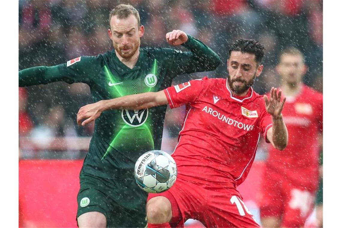 Wolfsburgs Maximilian Arnold (l) kämpft mit Unions Yunus Malli um den Ball. Foto: Andreas Gora/dpa