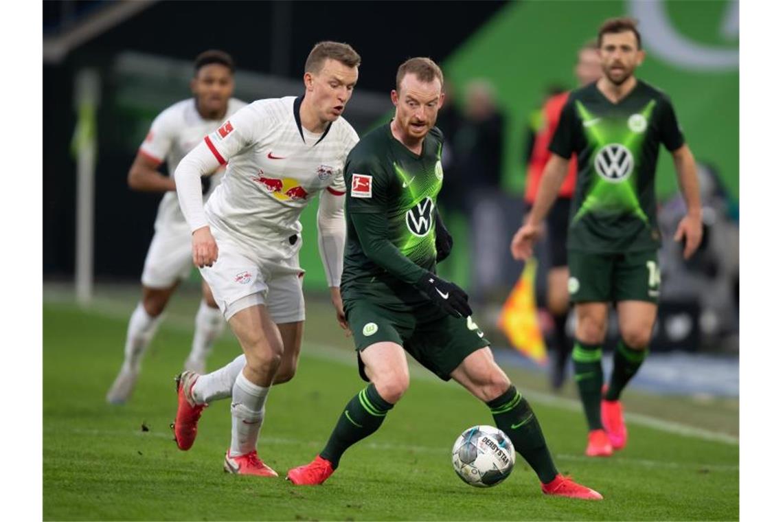 Wolfsburgs Maximilian Arnold (r) und Leipzigs Lukas Klostermann teilten sich mit ihren Teams die Punkte. Foto: Swen Pförtner/dpa
