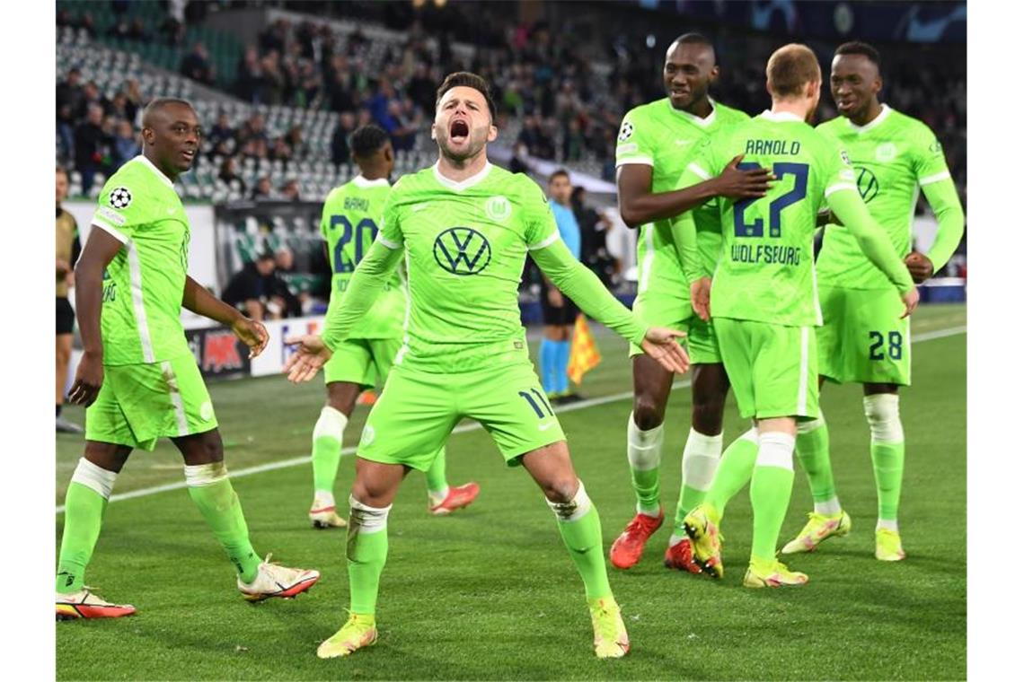 VfL Wolfsburg verpasst Sieg durch späten Elfmeter Wolfsburgs Renato Steffen (M) bejubelt mit seinen Teamkameraden sein Tor zum 1:0 gegen den FC Sevilla. Foto: Swen Pförtner/dpa