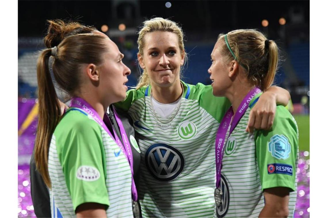 Wolfsburgs Samantha Steuerwald (l-r), Lara Dickenmann und Lena Goeßling stehen zusammen. Foto: Ina Fassbender/dpa