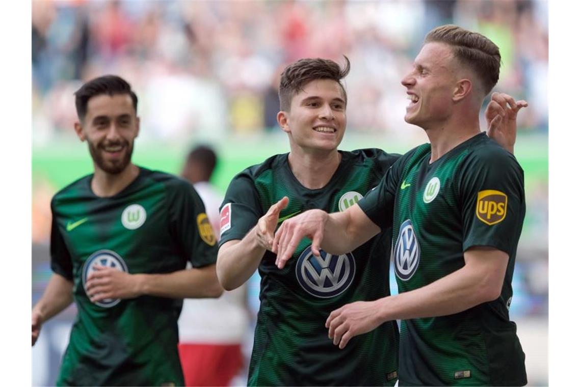 Wolfsburgs Spieler feiern ihren Kantersieg gegen den FC Augsburg. Foto: Peter Steffen