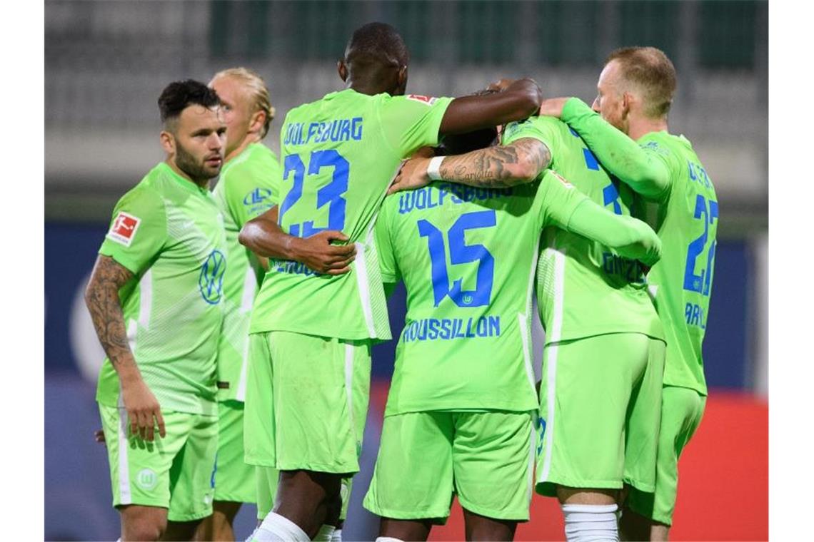 Wolfsburgs schwerer Weg in die Europa League Wolfsburgs Spieler jubeln - doch auf dem Weg in die Gruppenphase wartet noch AEK Athen. Foto: Swen Pförtner/dpa