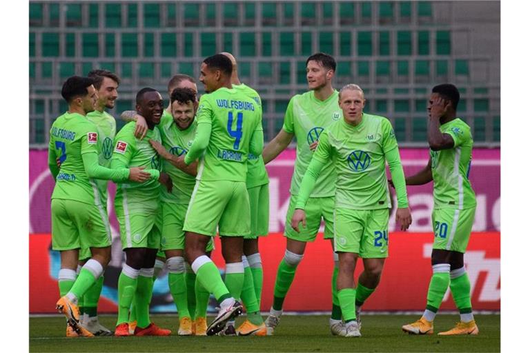 Wolfsburgs Spieler jubeln nach dem 1:0 durch Mittelfeldspieler Renato Steffen (4.v.l.). Foto: Swen Pförtner/dpa