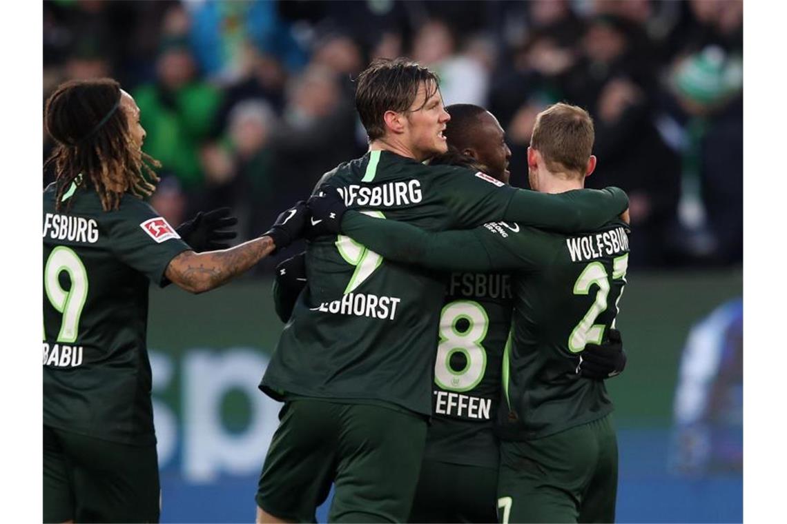 Wolfsburgs Spieler jubeln nach der 1:0-Führung gegen Borussia Mönchengladbach. Foto: Ronny Hartmann