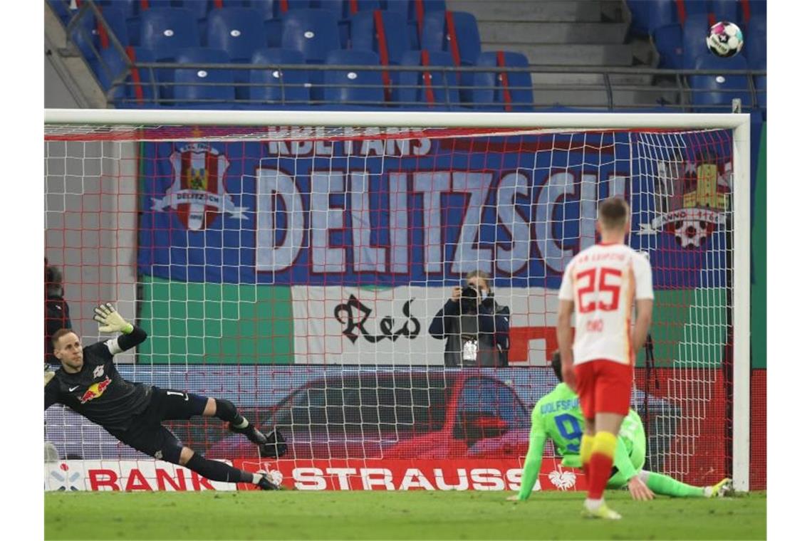 Leipzig im Halbfinale - Poulsen und Hwang treffen gegen VfL Wolfsburgs Stürmer Wout Weghorst (2.v.r) rutscht aus und scheitert beim Elfmeter. Foto: Jan Woitas/dpa-Zentralbild/dpa