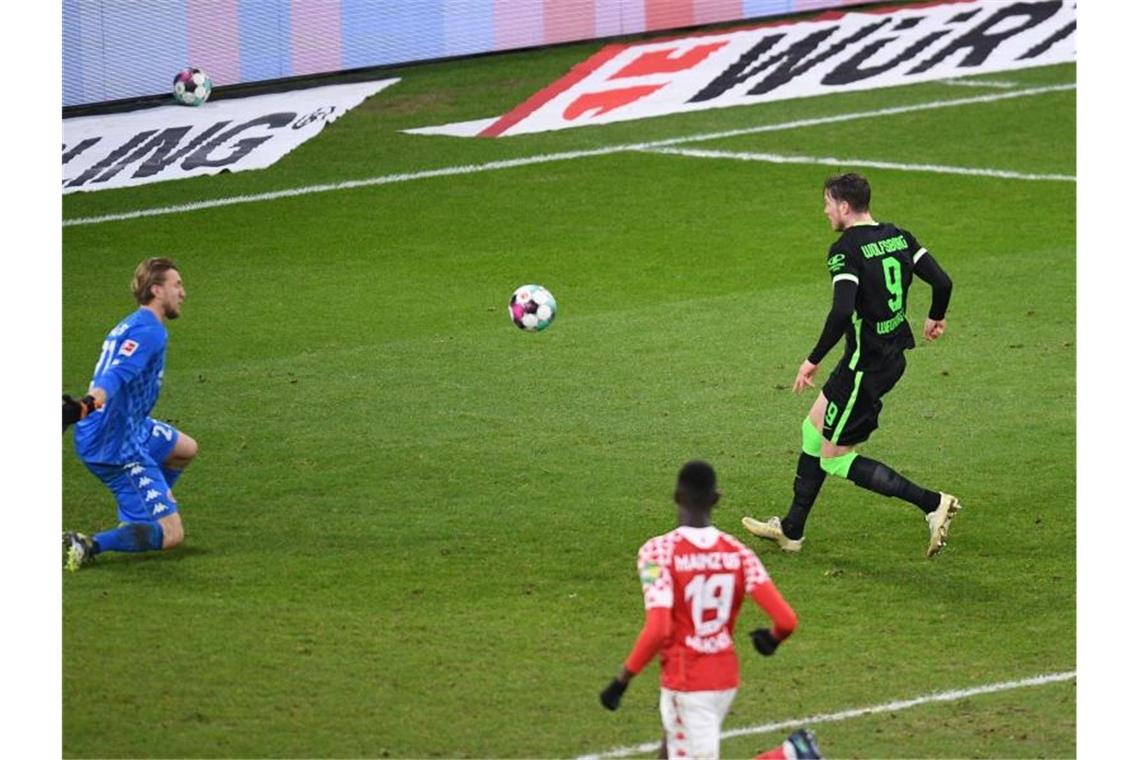 Wolfsburgs Stürmer Wout Weghorst (r) traf zum 2:0 in Mainz. Foto: Torsten Silz/dpa