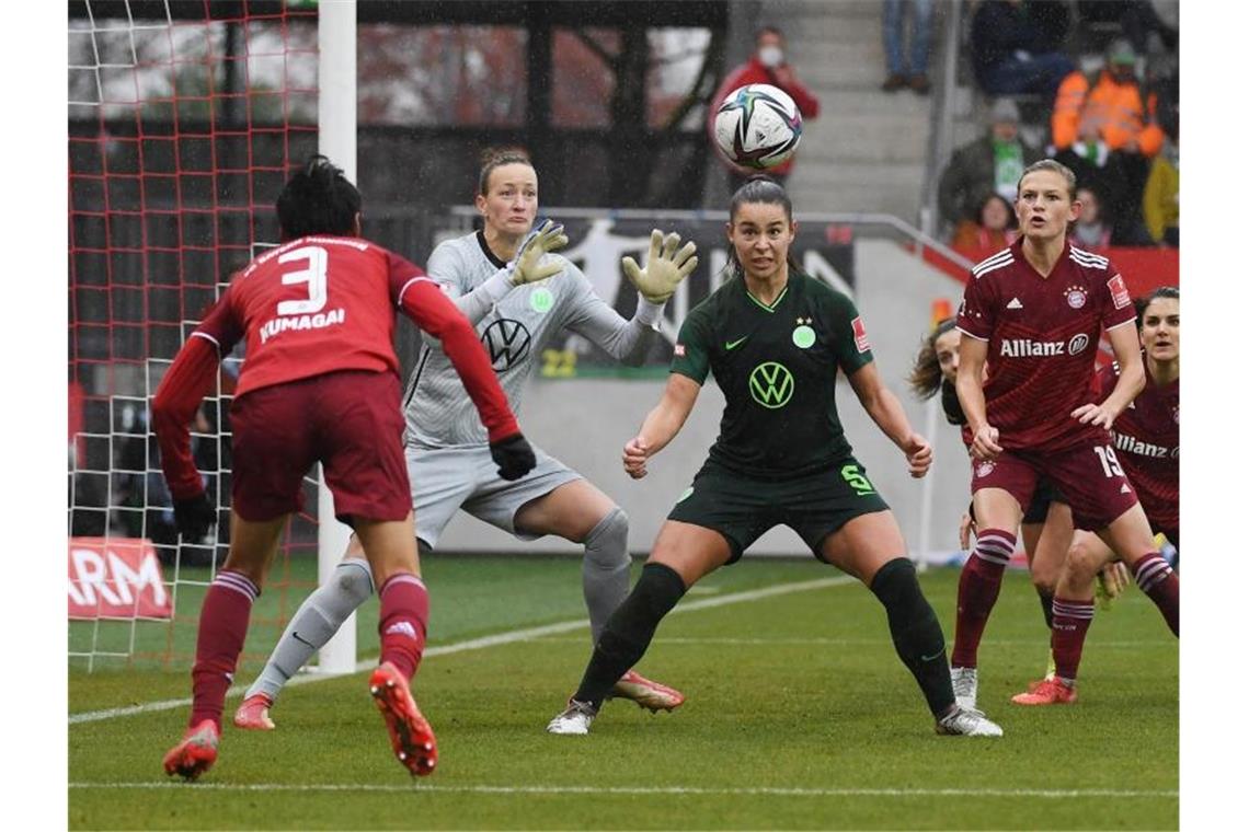 „Tut super weh“: FC Bayern verliert Topspiel gegen Wolfsburg Wolfsburgs Torhüterin Almuth Schult (2.v.l.) zeigte eine starke Leistung. Foto: Angelika Warmuth/dpa
