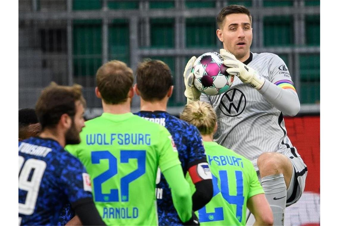 Wolfsburgs Torwart Koen Casteels fängt den Ball, hier beim Spiel gegen Hertha BSC. Foto: Swen Pförtner/dpa/Archivbild