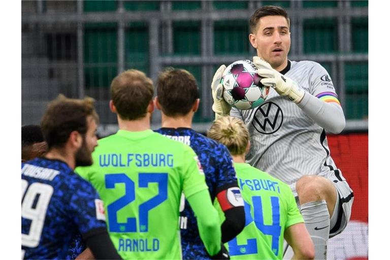 Wolfsburgs Torwart Koen Casteels fängt den Ball, hier beim Spiel gegen Hertha BSC. Foto: Swen Pförtner/dpa/Archivbild