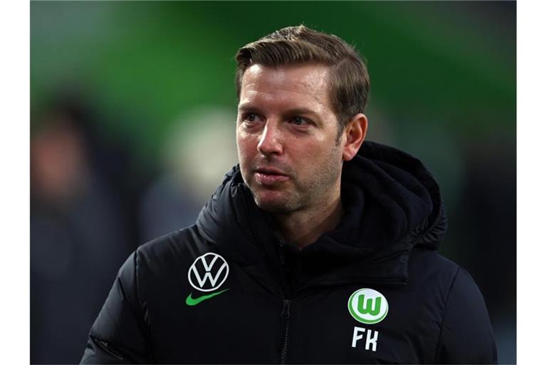 Wolfsburgs Trainer Florian Kohfeldt braucht mit seinem Team einen Sieg. Foto: Swen Pförtner/dpa