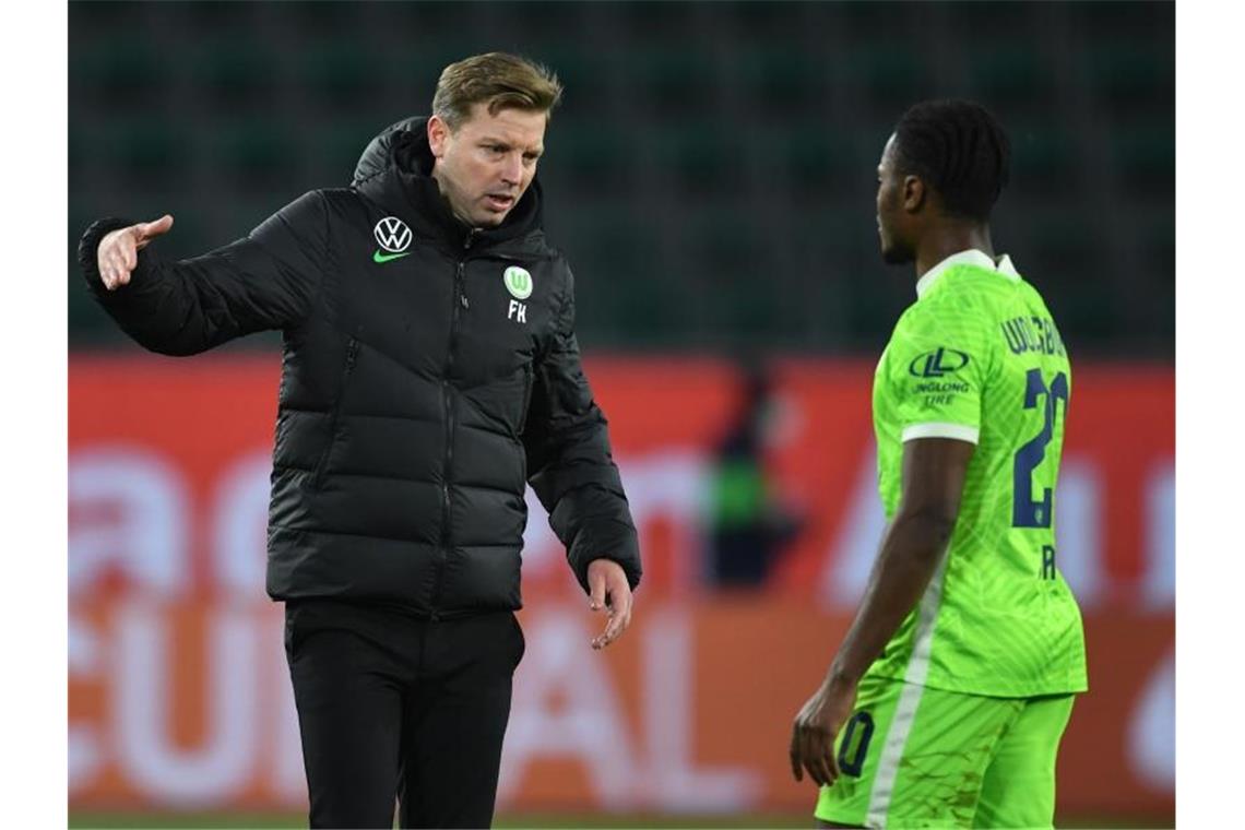 Das war der Bundesliga-Samstag, das kommt am Sonntag Wolfsburgs Trainer Florian Kohfeldt (l) klatscht mit seinem Spieler Ridle nach dem 0:0 gegen die Hertha ab. Foto: Swen Pförtner/dpa