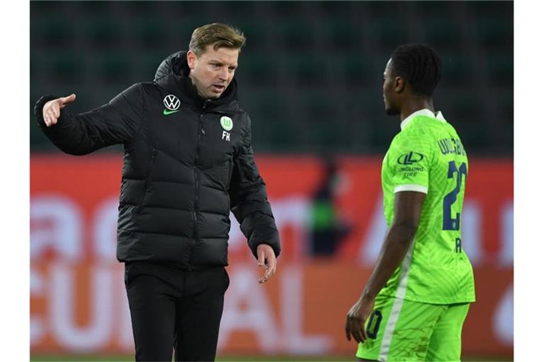 Wolfsburgs Trainer Florian Kohfeldt (l) klatscht mit seinem Spieler Ridle nach dem 0:0 gegen die Hertha ab. Foto: Swen Pförtner/dpa