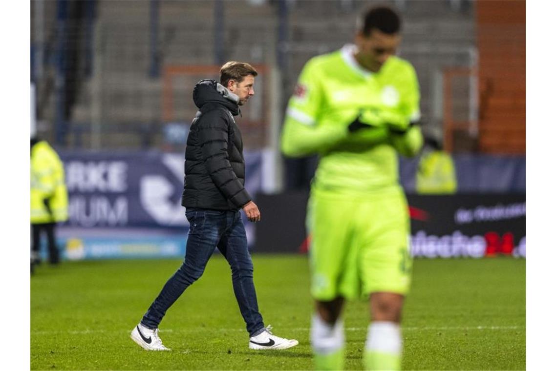 Wolfsburger Talfahrt hält an - Kohfeldt: Gegen Hertha dabei Wolfsburgs Trainer Florian Kohfeldt (l) sieht seinen Job noch nicht in Gefahr. Foto: David Inderlied/dpa