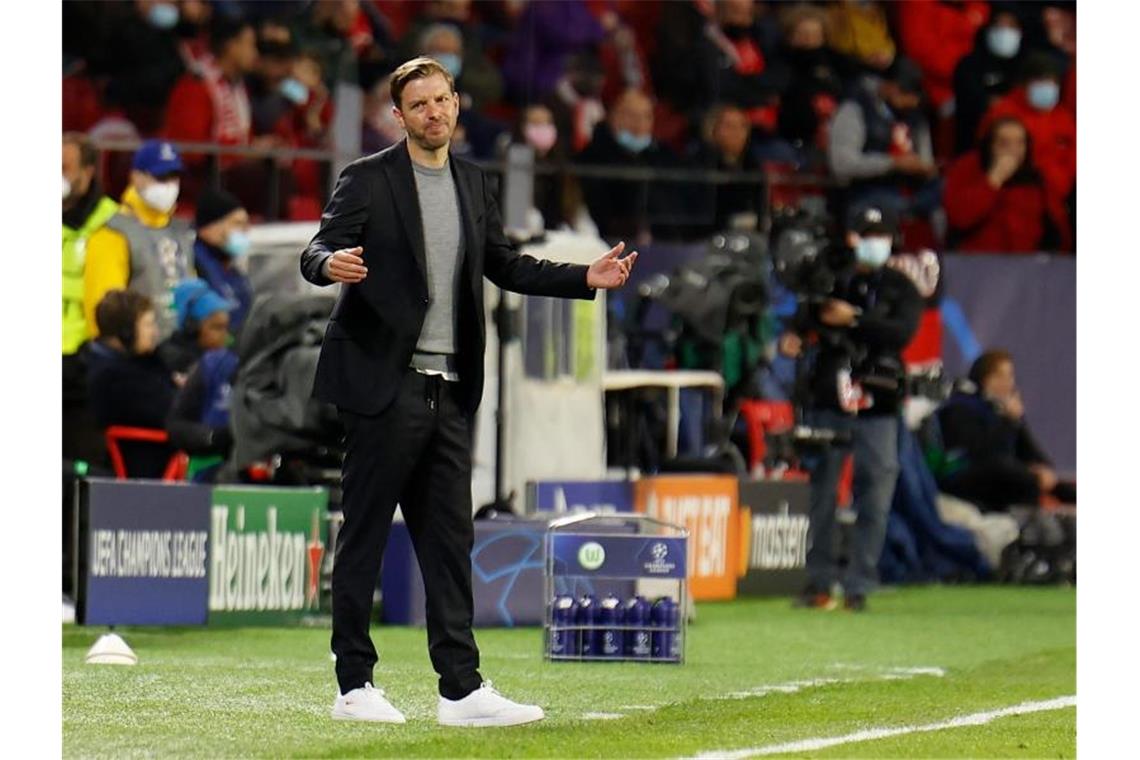 Wolfsburgs Trainer Florian Kohfeldt zuckt am Spielfeldrand mit den Schultern. Foto: Daniel Gonzalez Acuna/dpa