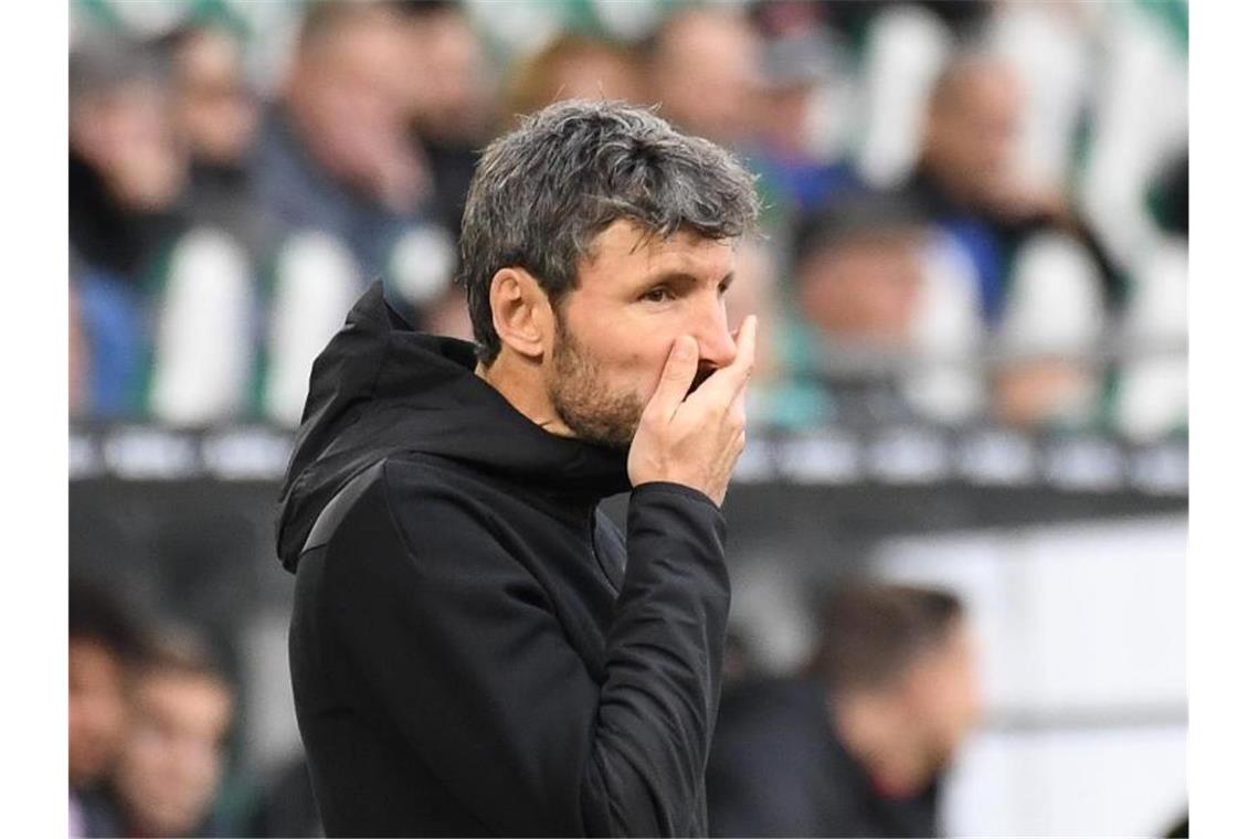 Wolfsburgs Trainer Mark van Bommel gerät unter Druck. Foto: Swen Pförtner/dpa