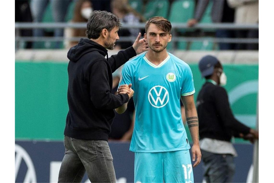 Wolfsburgs Trainer Mark van Bommel (l) leistete sich einen folgenschweren Wechselfehler. Foto: Marco Steinbrenner/Kirchner-Media/dpa