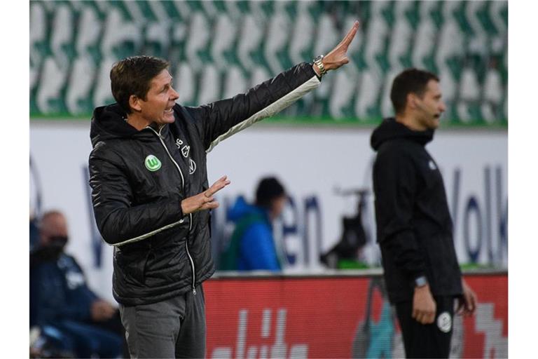 Wolfsburgs Trainer Oliver Glasner gestikuliert am Spielfeldrand. Foto: Swen Pförtner/dpa