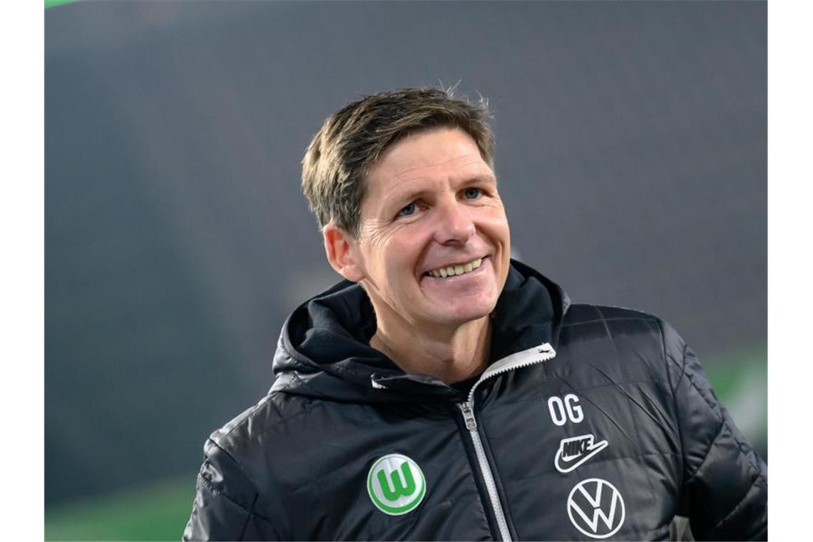 Wolfsburgs Trainer Oliver Glasner ist vor dem Spiel im Stadion. Foto: Swen Pförtner/dpa