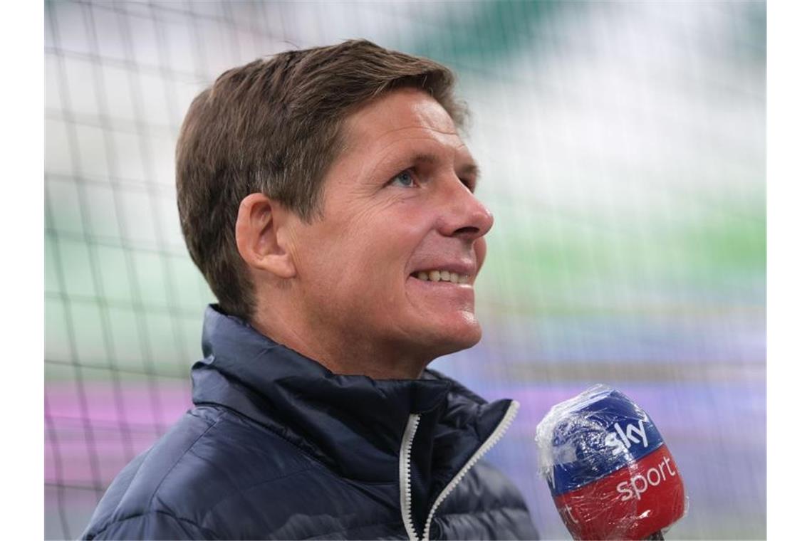 Wolfsburgs Trainer Oliver Glasner stellt sich nach dem Spiel den Fragen der Journalisten. Foto: Peter Steffen/dpa