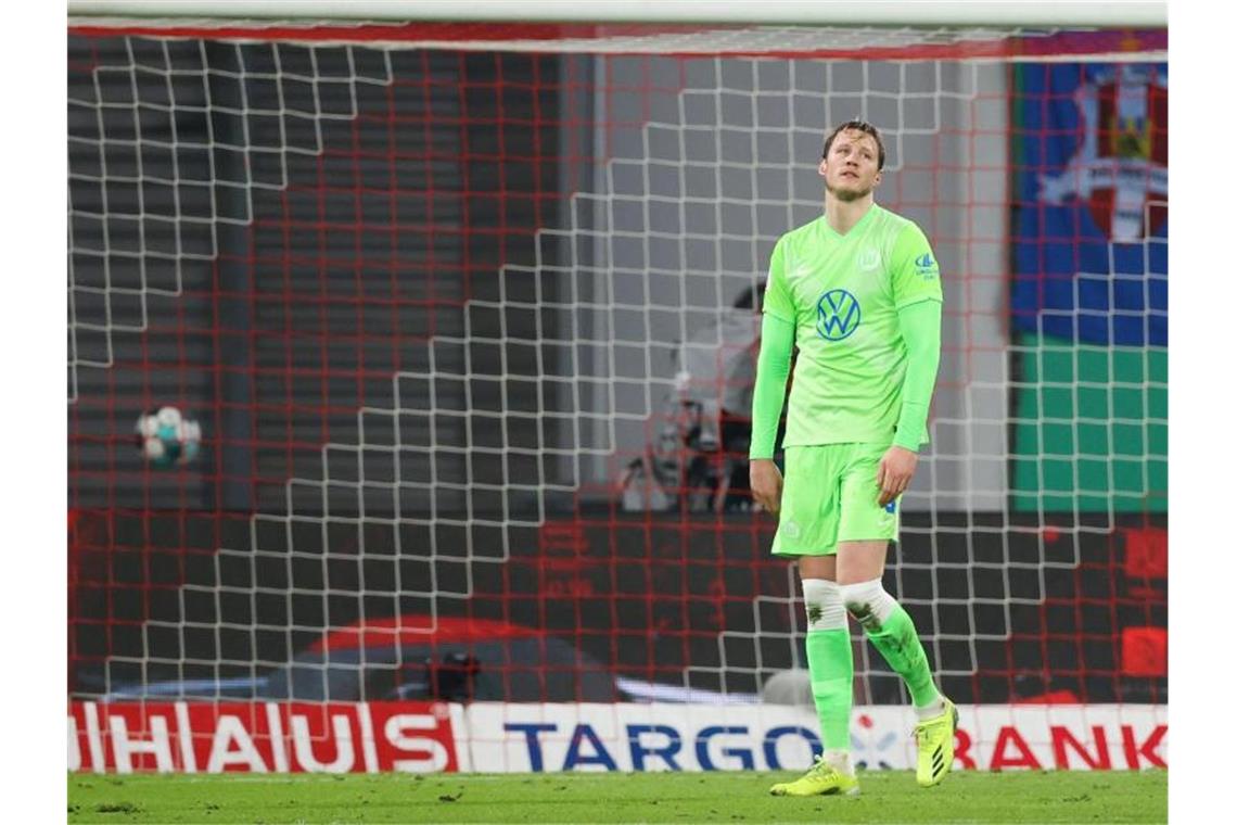 Leipzig im Halbfinale - Poulsen und Hwang treffen gegen VfL Wolfsburgs Wout Weghorst hadert mit dem verschossenen Elfmeter. Foto: Jan Woitas/dpa-Zentralbild/dpa