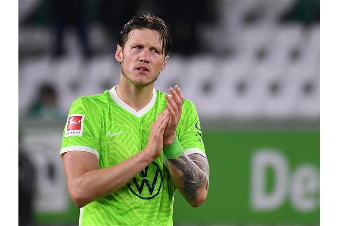 Wolfsburg setzt auf Weghorsts Treffsicherheit Wolfsburgs Wout Weghorst klatscht. Foto: Swen Pförtner/dpa