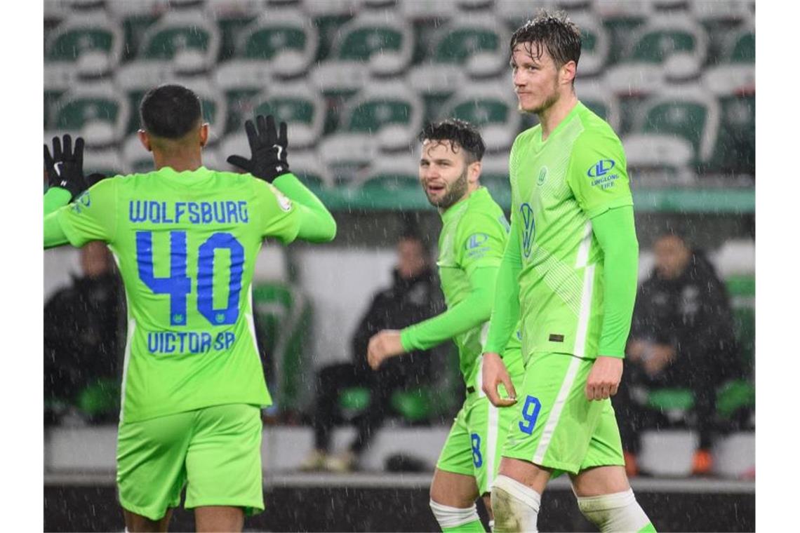 Weghorst und Steffen wohl dabei: Keine Verletzungssorgen Wolfsburgs Wout Weghorst (r) jubelt mit Joao Victor (l) und Renato Steffen nach einem Tor. Foto: Swen Pförtner/dpa/Archivbild