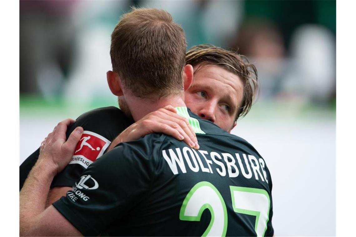 Wolfsburgs Wout Weghorst (r) jubelt nach seinem Tor zum 2:0 mit Maximilian Arnold. Foto: Swen Pförtner