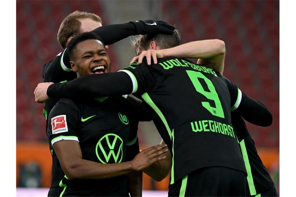 Dortmund patzt erneut - Nächste Niederlage für Schalke Wolfsburgs Wout Weghorst (r) traf auch in Augsburg. Foto: Peter Kneffel/dpa