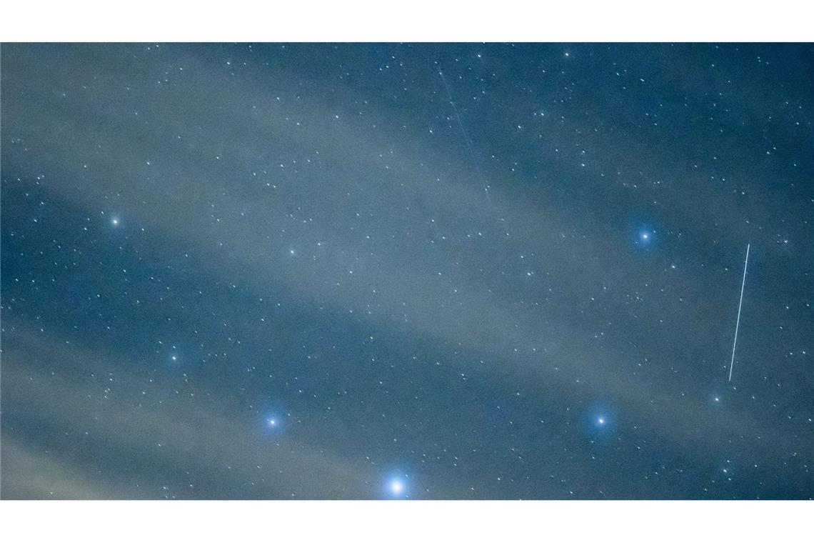 Wiederkehrende Nova: Das Warten auf den „neuen Stern“ Wolken am Nachthimmel über dem brandenburgischen Sieversdorf verschleiern ein wenig die Sicht auf das Sternbild Nördliche Krone.