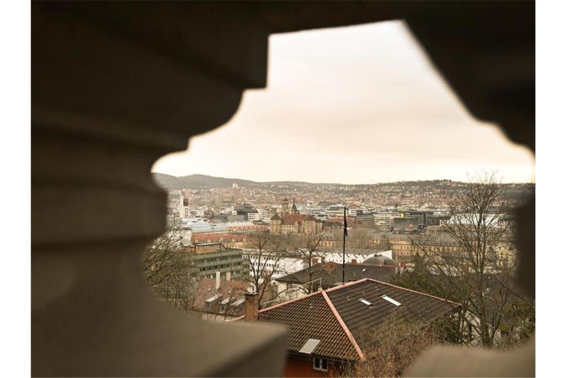 Wolken die leicht gelb gefärbt sind bringen Saharastaub mit. Foto: Bernd Weißbrod/dpa/Archivbild