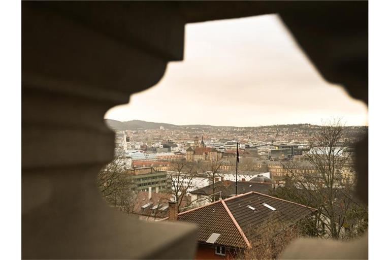 Wolken die leicht gelb gefärbt sind bringen Saharastaub mit. Foto: Bernd Weißbrod/dpa/Archivbild
