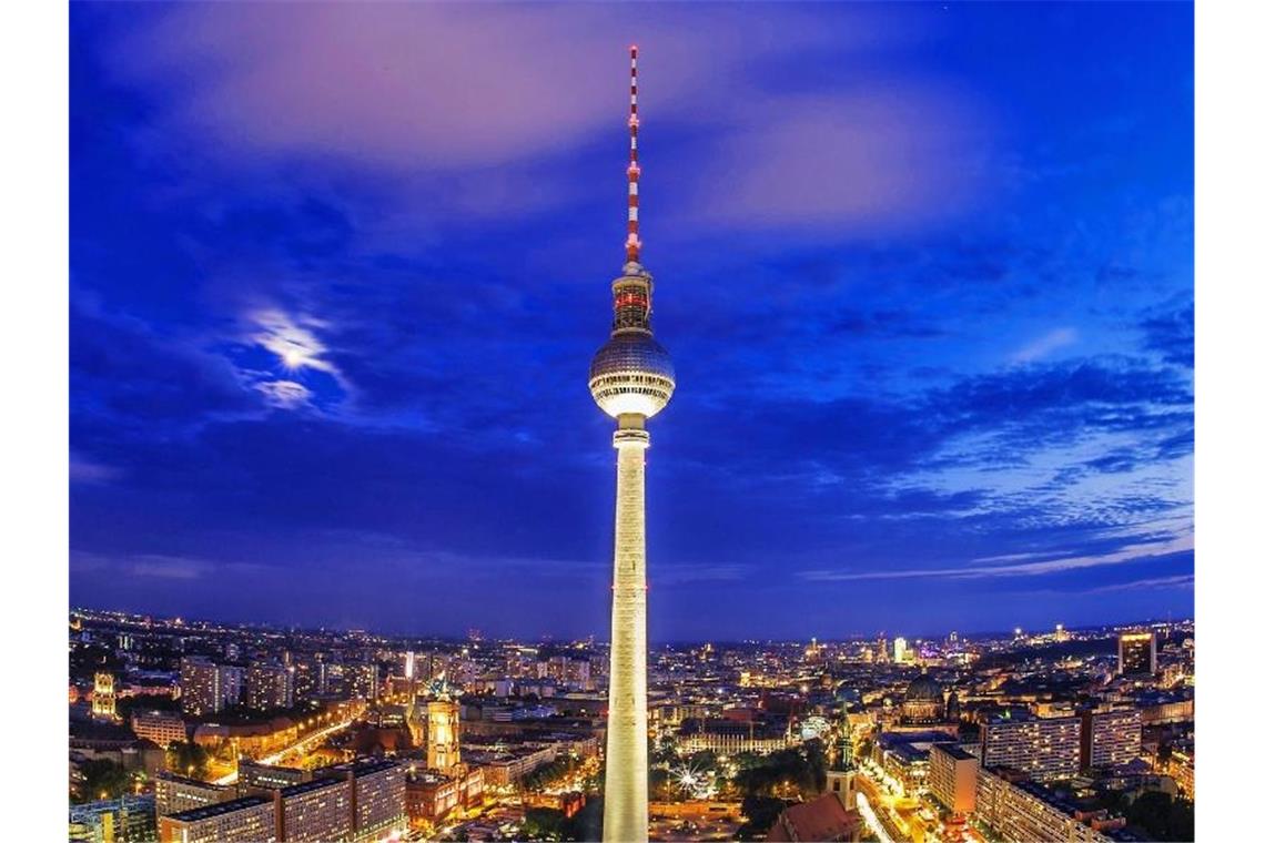 Wolken hängen am Abend über der Berliner-City mit dem Fernsehturm, aufgenommen von der Panorama-Terrasse des Park Inn Hotel. Foto: Paul Zinken/dpa