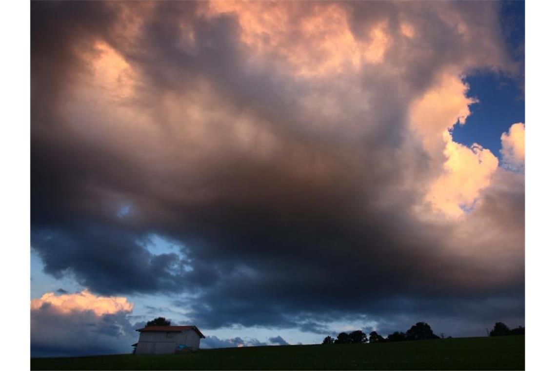 Wolken leuchten im Abendlicht. Foto: Karl-Josef Hildenbrand/dpa/Archivbild