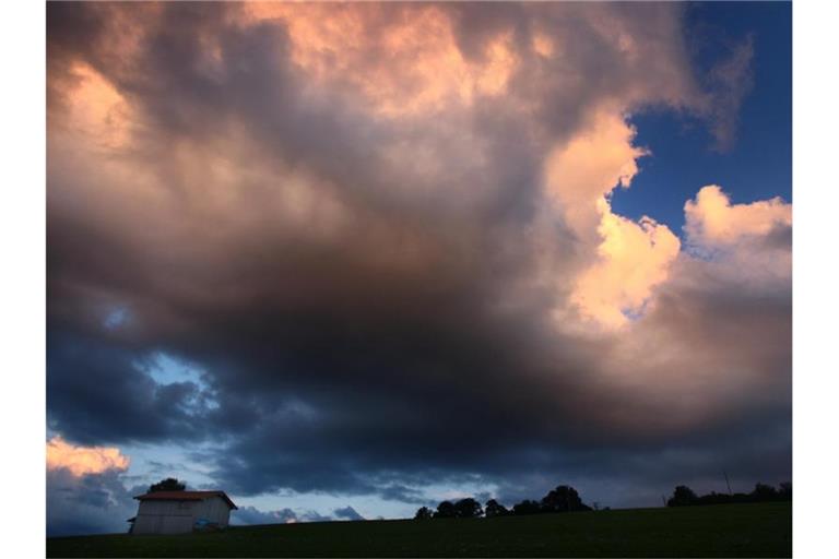Wolken leuchten im Abendlicht. Foto: Karl-Josef Hildenbrand/dpa