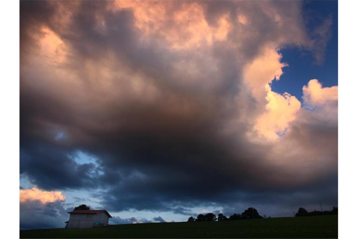 Viel Sonne und sommerliche Temperaturen im Südwesten Wolken leuchten im Abendlicht. Foto: Karl-Josef Hildenbrand/dpa