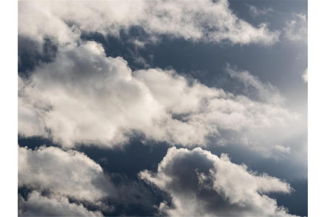 Wolken sind am Himmel zu sehen. Foto: Robert Michael/dpa-Zentralbild/ZB/Symbolbild