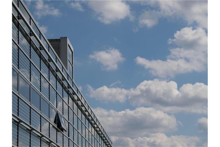 Wolken spiegeln sich in der Fassade des Hochleistungsrechenzentrums Stuttgart (HLRS). Foto: Marijan Murat/dpa/Archivbild