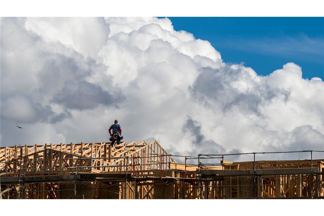 Wolken türmen sich hinter einem Hausbauprojekt in Kalifornien auf.