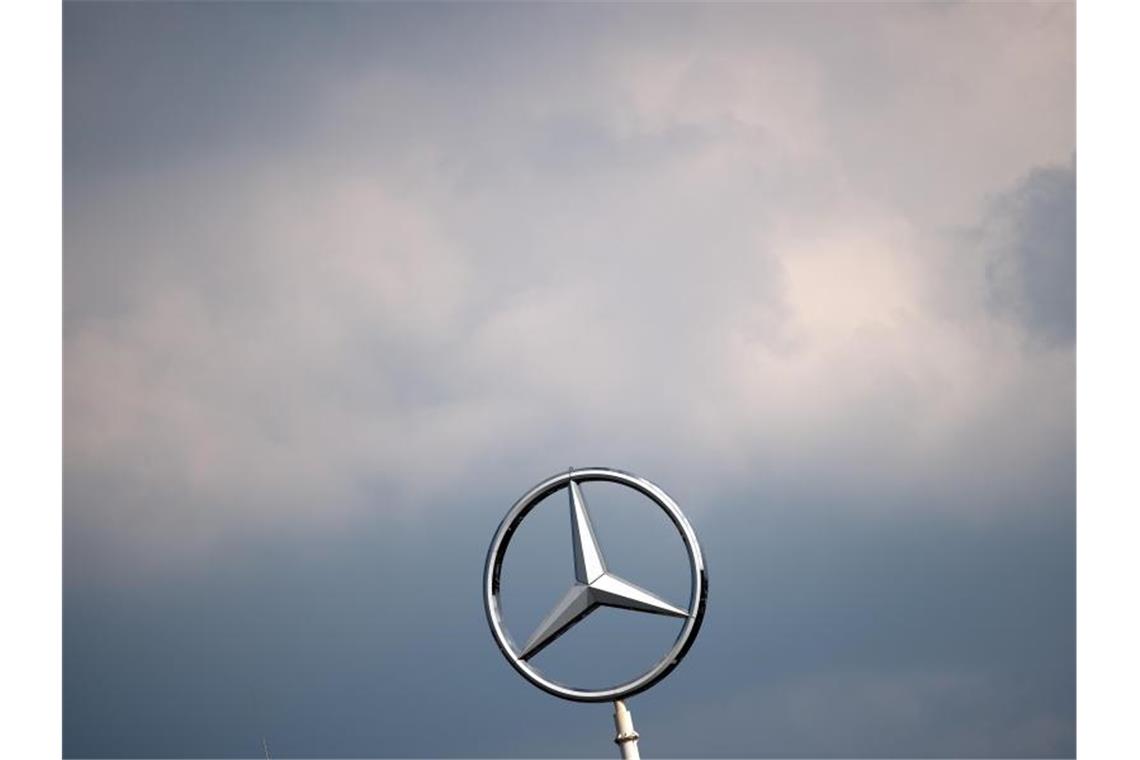 Wolken über dem Mercedes-Stern eines Werkes der Daimler AG. Foto: Federico Gambarini/dpa/Archivbild