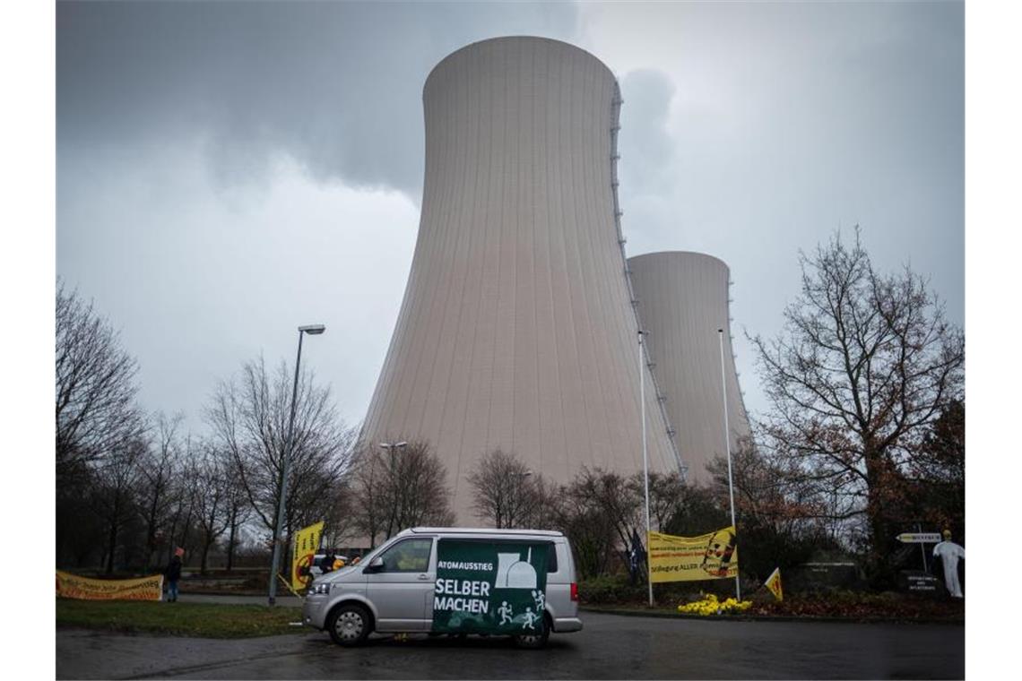 Wolken über den Kültürmen des Kernkraftwerkes Grohnde in Niedersachsen. Foto: Peter Steffen/dpa