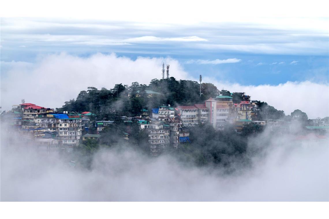 Wolken umgeben die Himalaya-Gemeinde McLeodganj in Dharamshala.