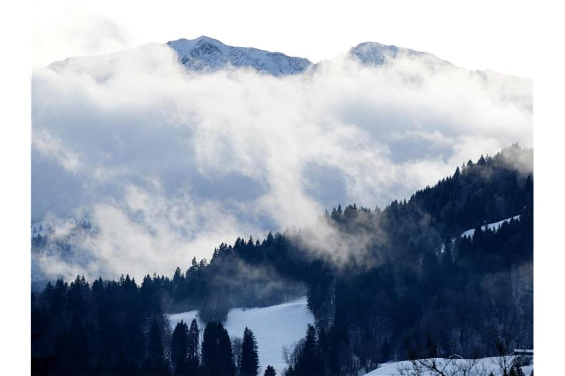 Wolken ziehen an der Wettersteinwand im Wettersteingebirge bei Garmisch-Partenkirchen vorbei. Foto: Angelika Warmuth/dpa