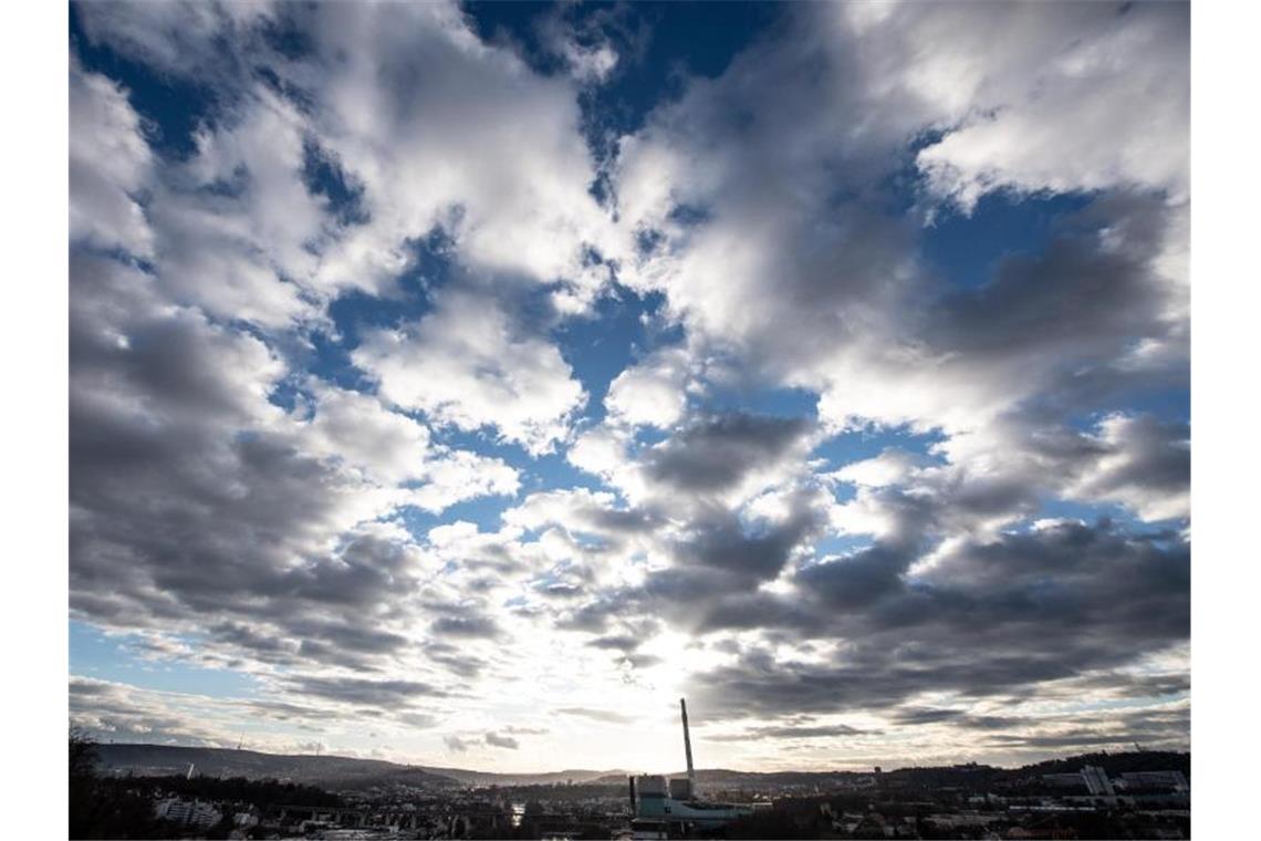 Wolken ziehen im Licht der Abendsonne über Stuttgart. Foto: Fabian Sommer/Archivbild