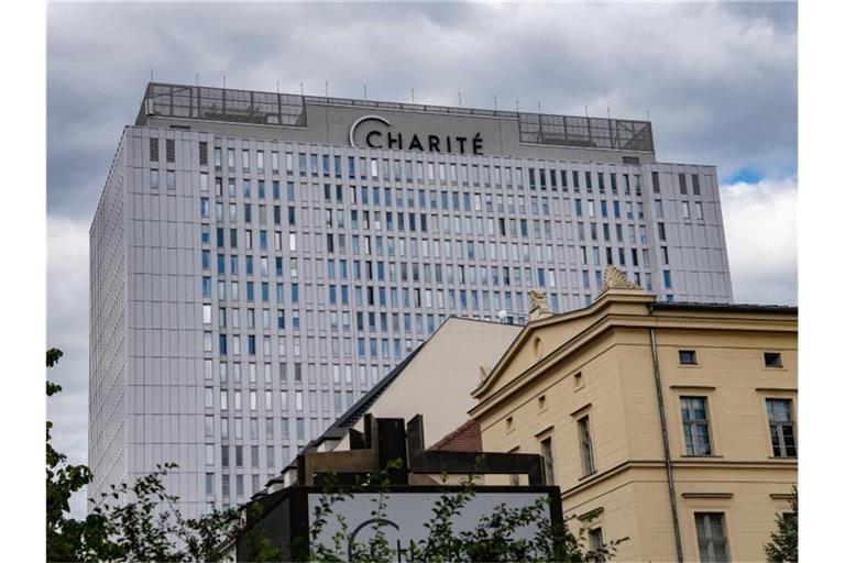 Wolken ziehen über das Bettenhaus der Charité. Hier wird der prominente Kremlkritiker Alexej Nawalny behandelt. Nawalny liegt im Koma und wird künstlich beatmet. Foto: Paul Zinken/dpa-Zentralbild/dpa
