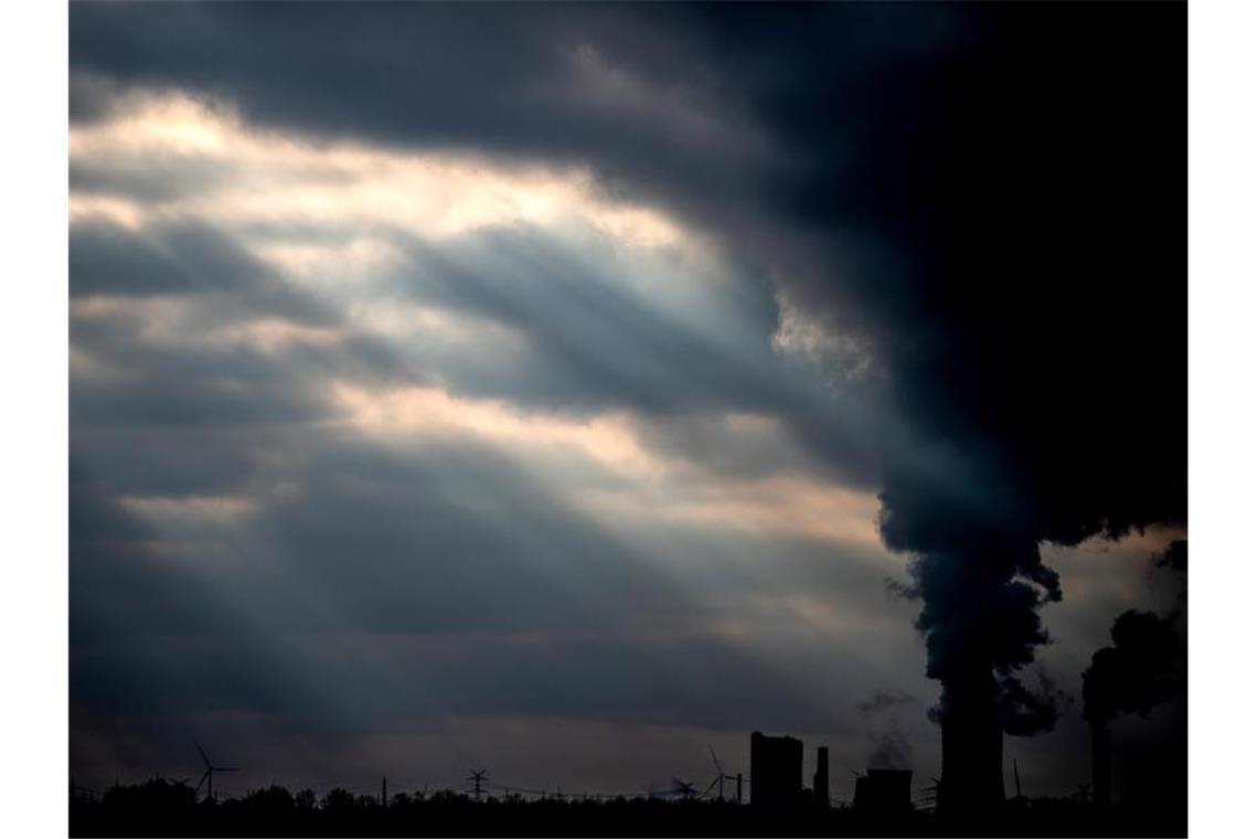 Wolken ziehen über das Braunkohlekraftwerk Niederaußem. Foto: Federico Gambarini/dpa